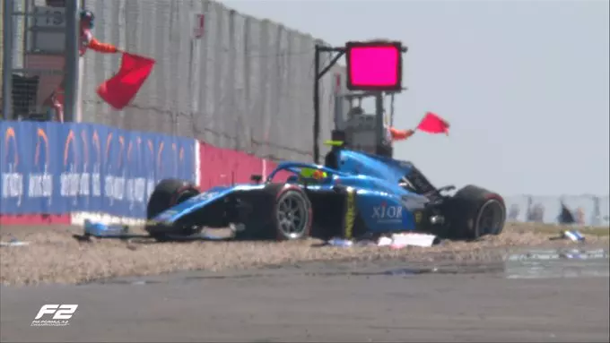 Amaury Cordeel impatta nel muro durante le qualifiche di Formula 2 a Silverstone causando bandiera rossa