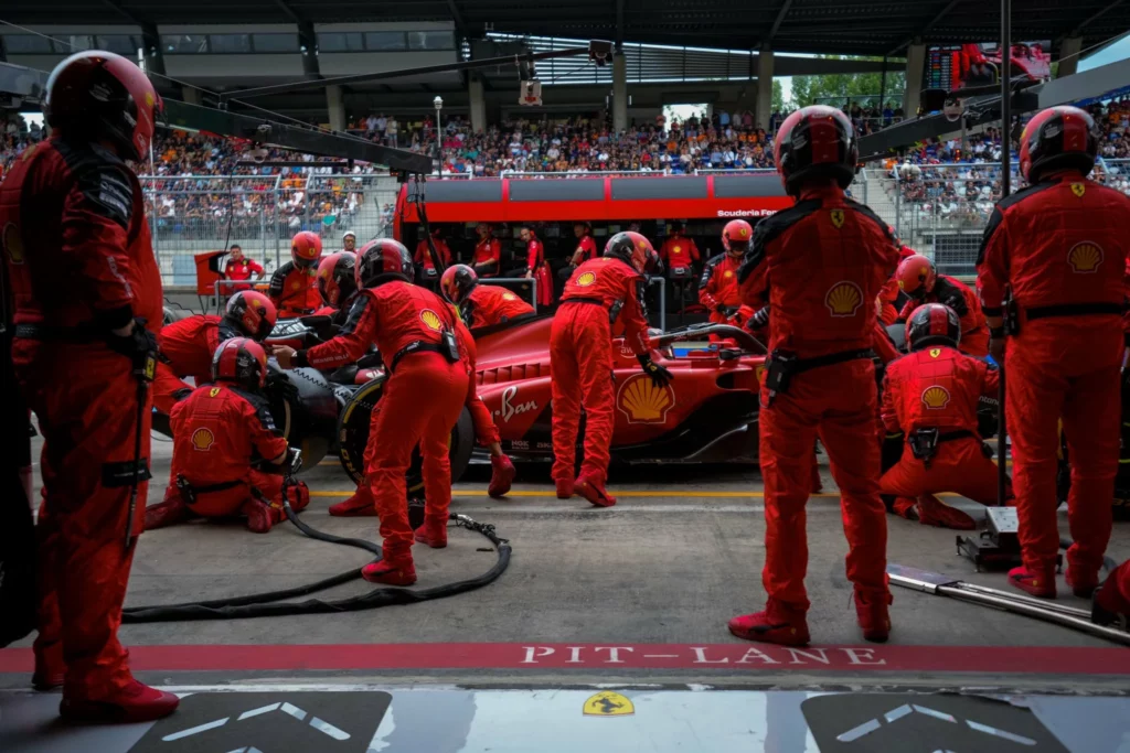 Il pit stop di Carlos Sainz durante il GP d'Austria