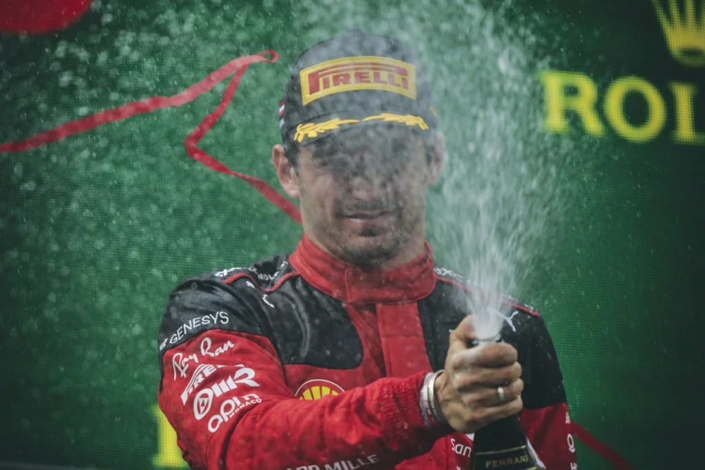 La celebrazione di Leclerc sul podio del GP d'Austria