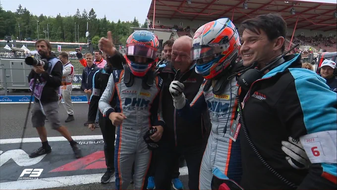 Barnard e Bedrin festeggiano il podio della Feature Race di Formula 3 a Spa