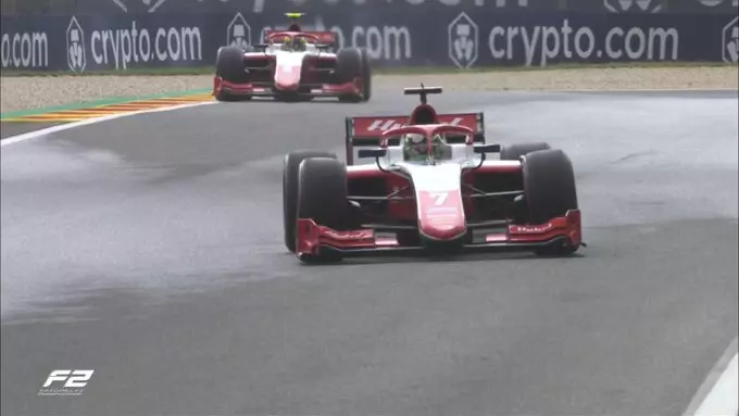 Bearman dietro a Vesti, nel giro che gli è valso la pole position nelle qualifiche di Formula 2 in Belgio