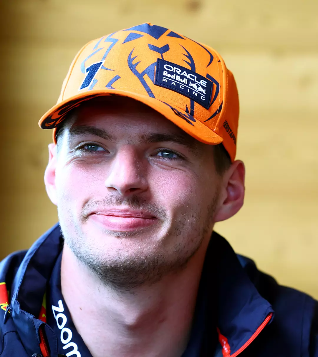 Max Verstappen con il cappellino Red Bull arancione