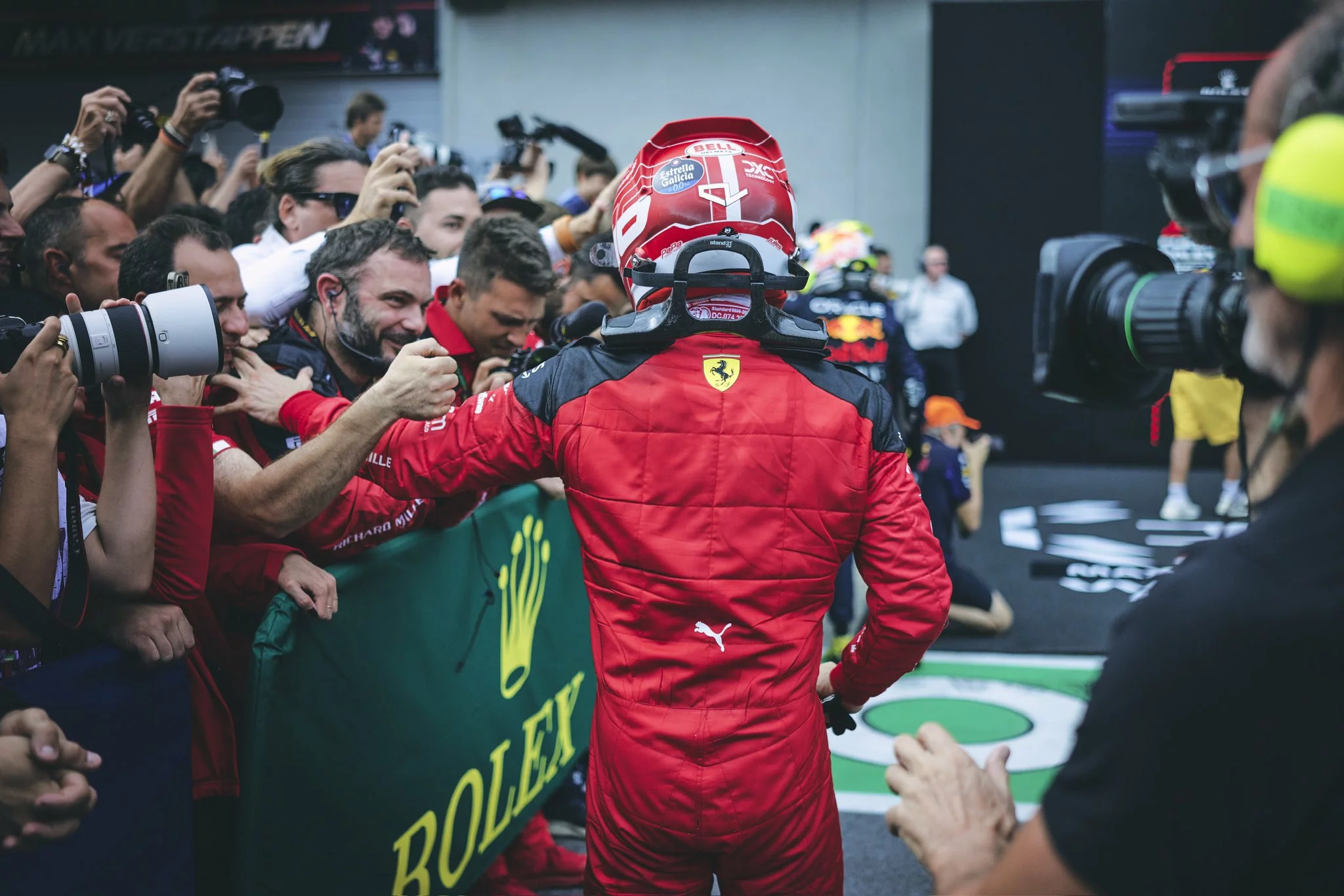 Charles Leclerc festeggia con gli ingegnere la P2 del GP d'Austria