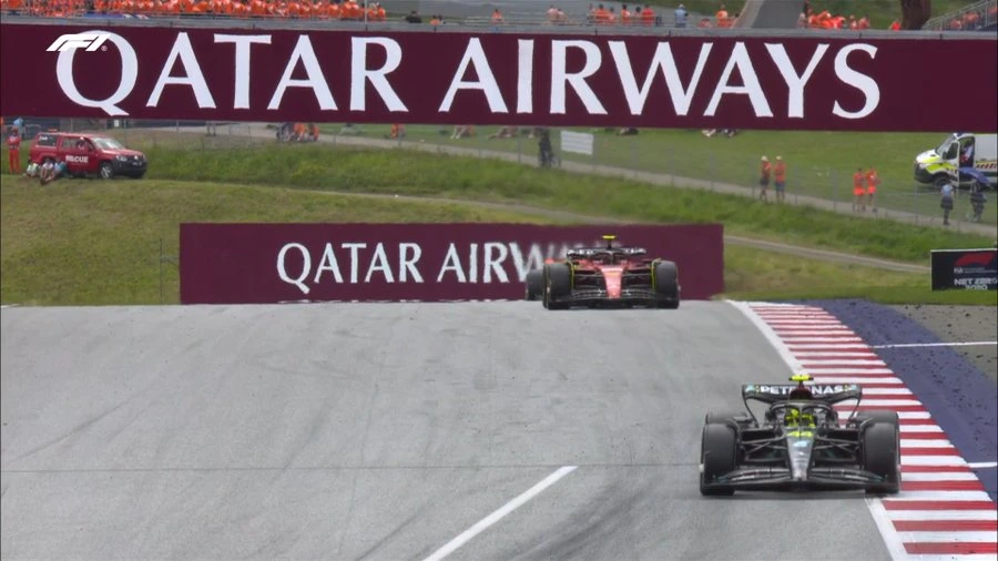 Hamilton inseguito da Sainz prima di curva 9 e 10 in Austria