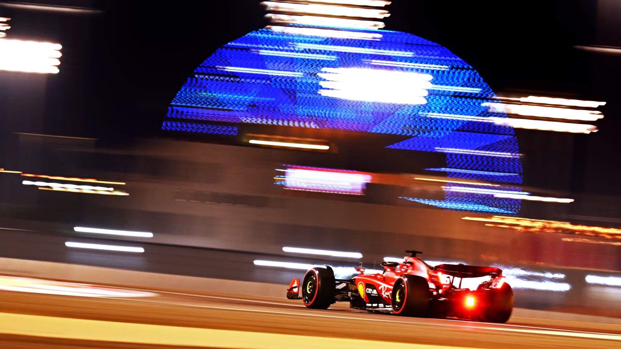 La Ferrari sfreccia in pista durante il GP del Bahrain