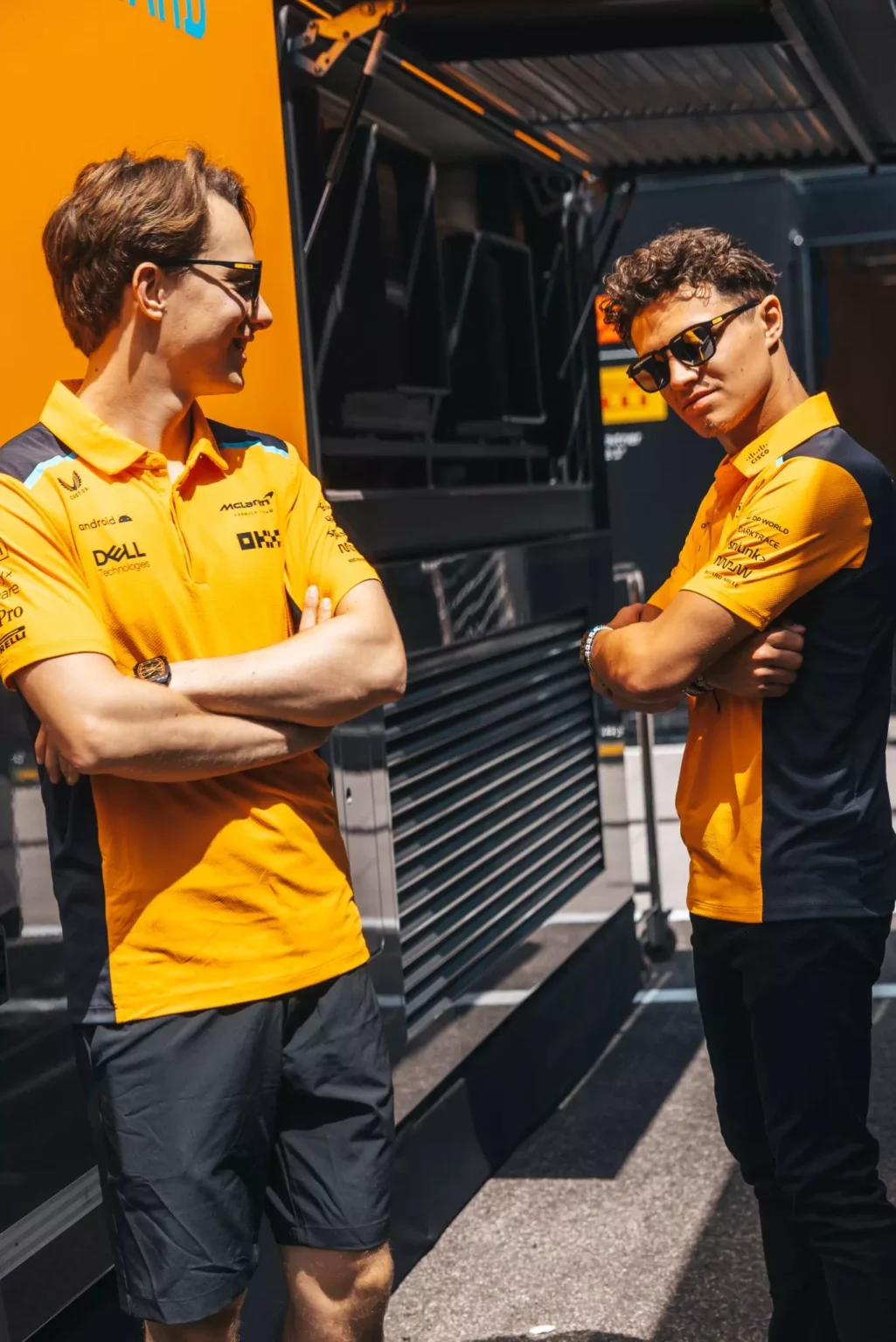 Lando Norris e Oscar Piastri posano davanti ai box McLaren dopo la gara in Ungheria
