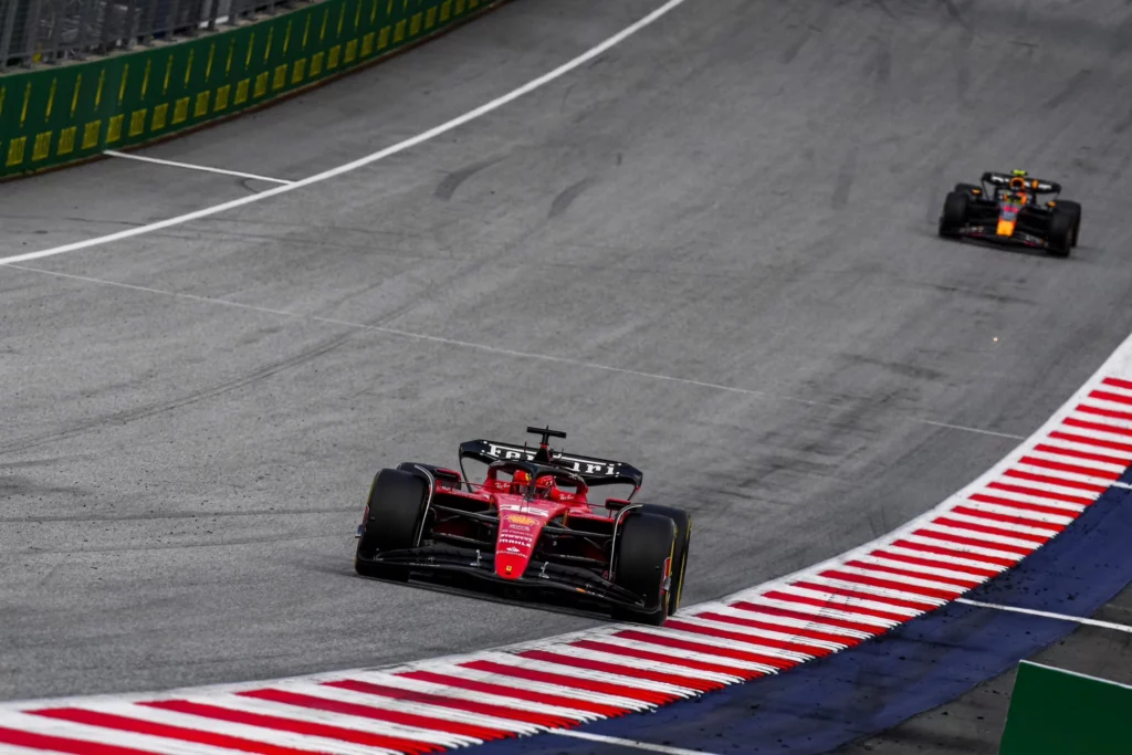 Charles Leclerc inseguito dalla RB19 di Sergio Perez nel rettilineo austriaco