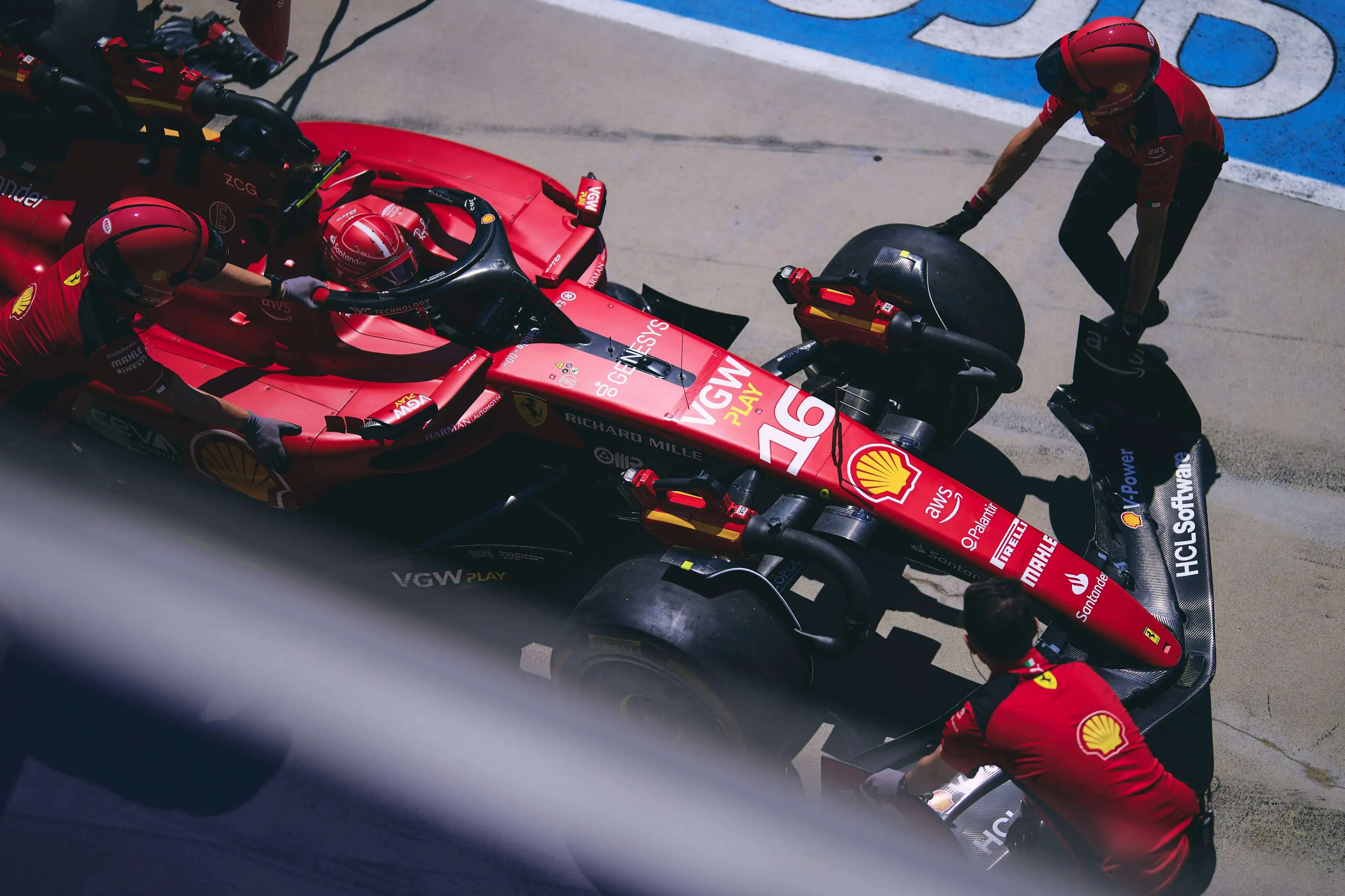 Charles Leclerc e la sua sf-23 nella pit lane dell'Ungheria