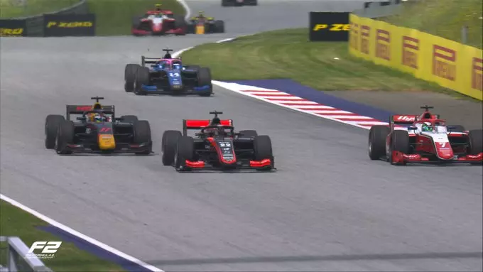 Battaglia nella Feature Race di Formula 2 in Austria per il primo posto tra Verschoor, Iwasa e Fittipaldi.