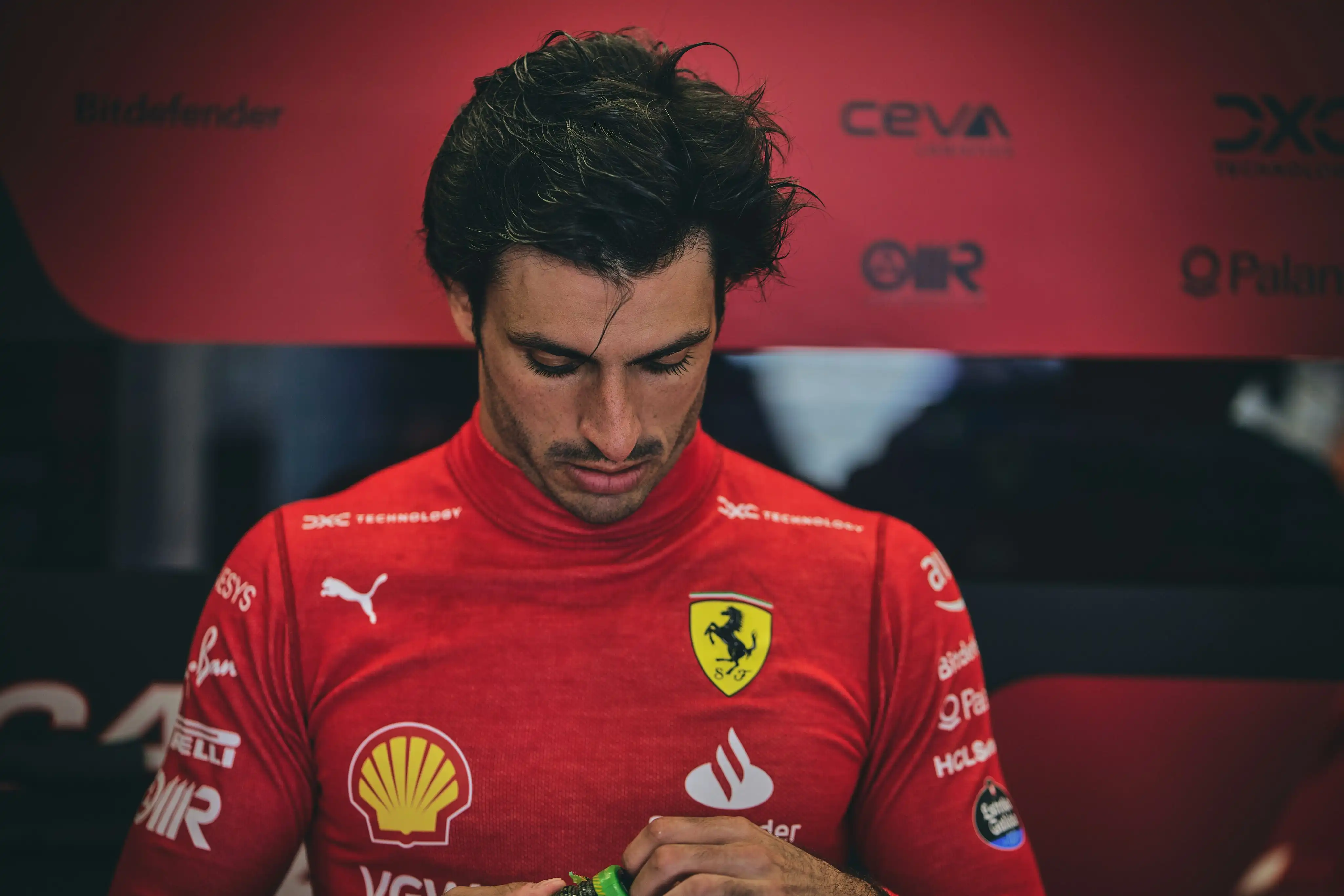 Lo sguardo basso e deluso di Carlos Sainz nel box Ferrari a Silverstone