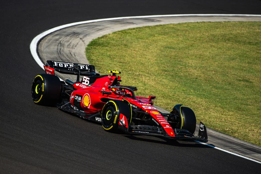 Carlos Sainz sulla SF-23 mentre affronta il tortuoso tracciato ungherese