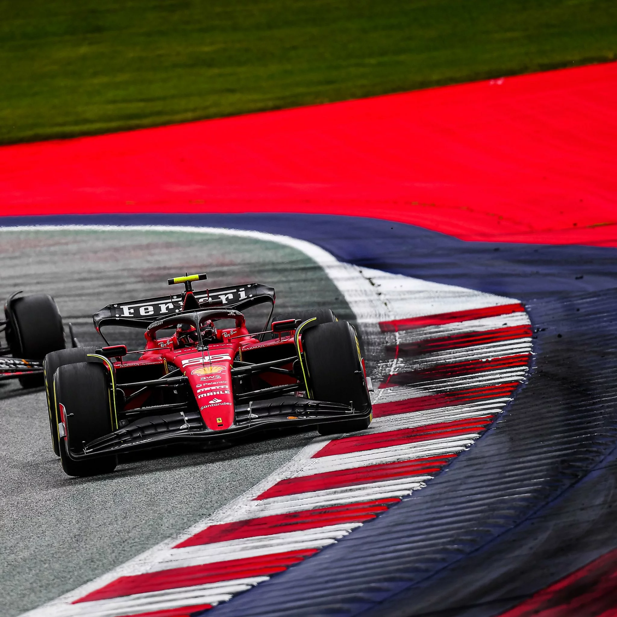 La Ferrari di Carlos Sainz in pista sul tracciato di Spielberg