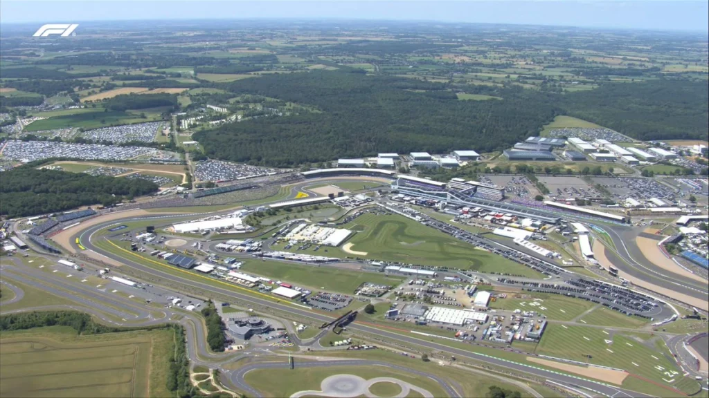 la storica pista di Silverstone vista dall'alto nelle soleggiate FP2.