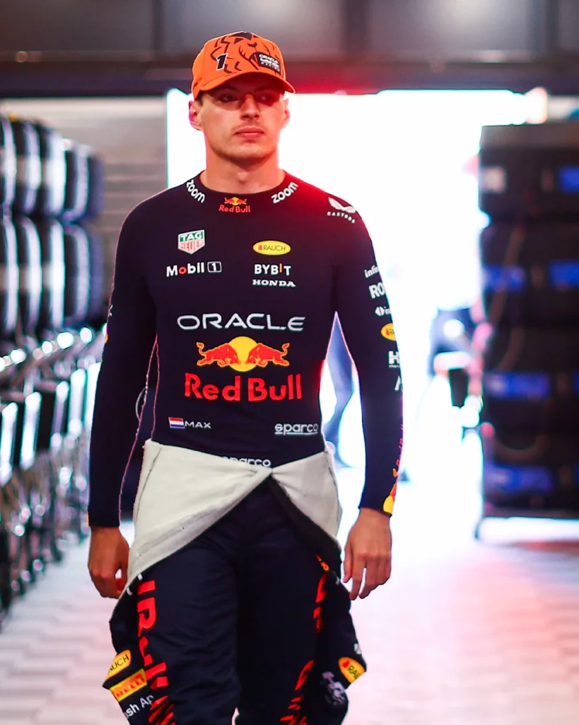 F1 | Le parole di Verstappen dopo la vittoria schiacciante Max Verstappen si dirige verso il box Red Bull nel paddock ungherese