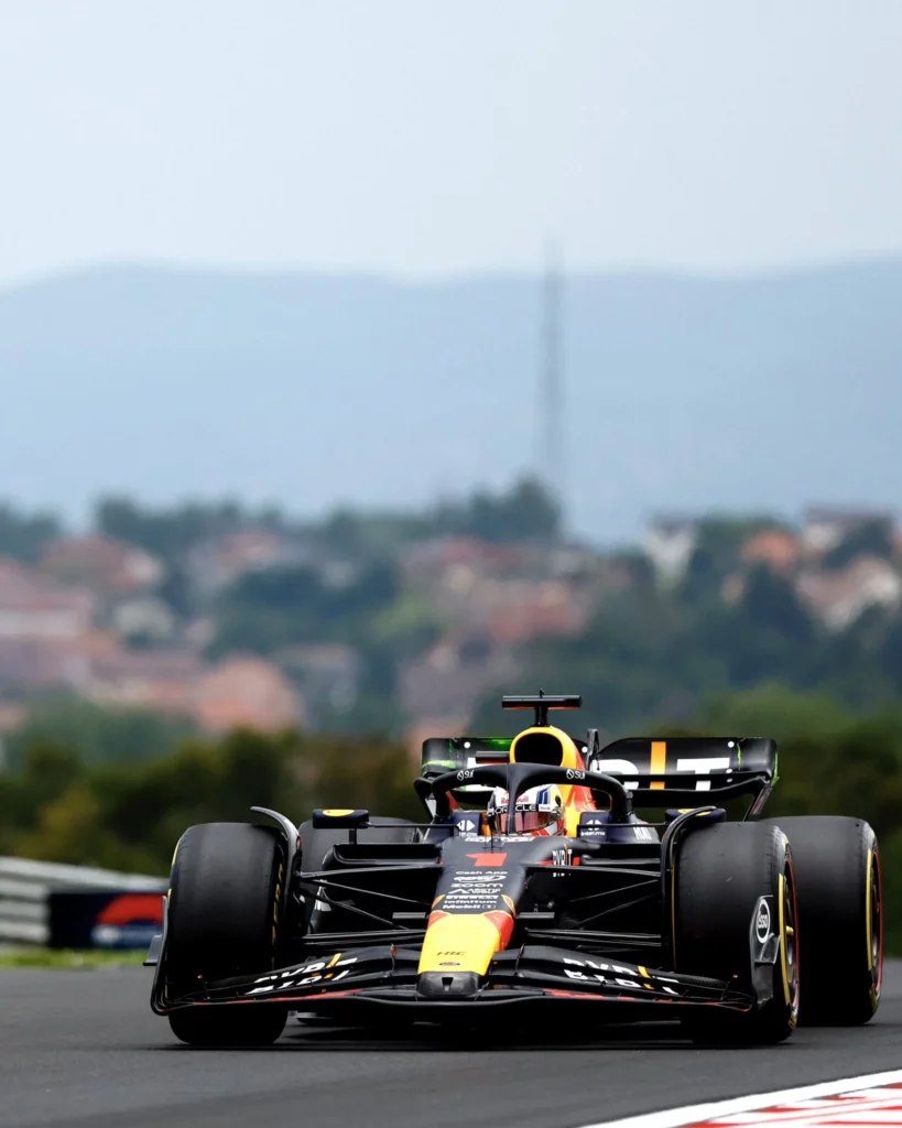 Max Verstappen e la sua RB19 nel tracciato ungherese di Budapest