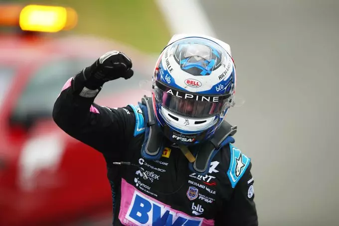 Victor Martins festeggia la sua prima vittoria in Formula 2 avvenuta nella Feature Race di Silverstone