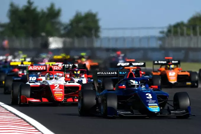 Zak O'Sullivan leader della Feature Race di Formula 3 in Ungheria