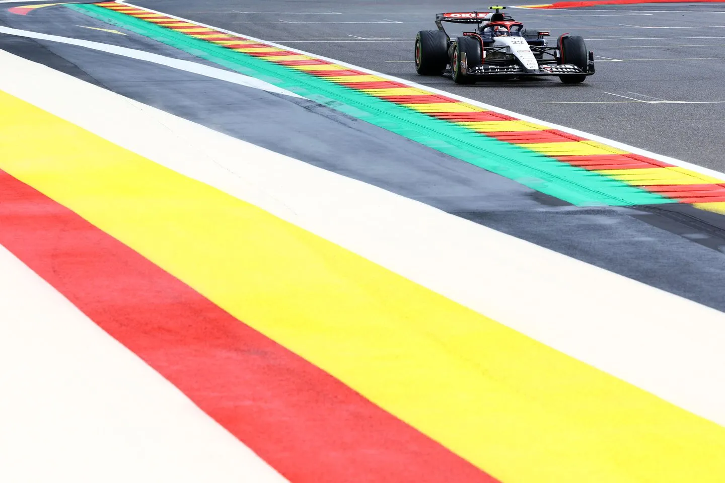 Yuki Tsunoda in pista a Spa