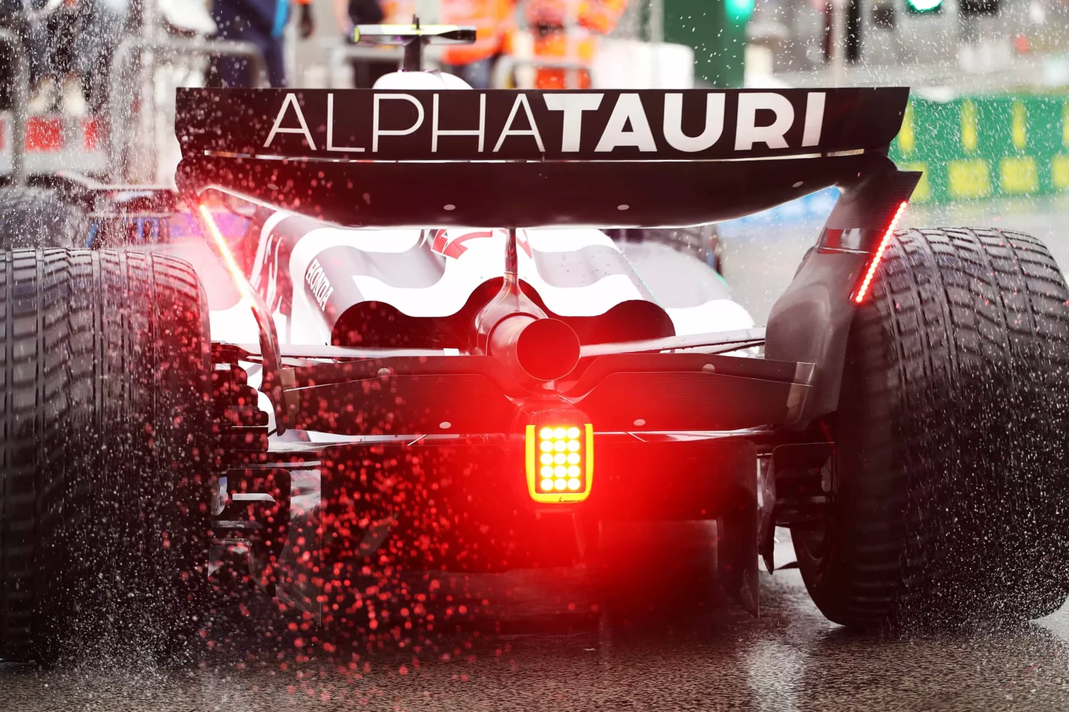 F1 | GP Olanda, un pilota penalizzato di tre posizioni Il pilota Yuki Tsunoda pronto a scendere in pista nelle FP3 d'Olanda