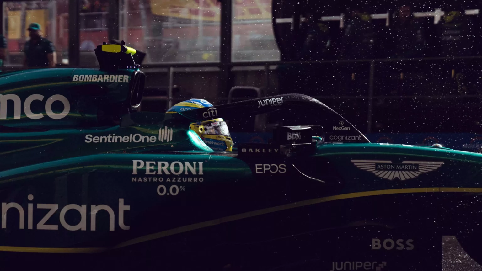 Fernando Alonso in pista nella sua Aston Martin durante il GP del Belgio