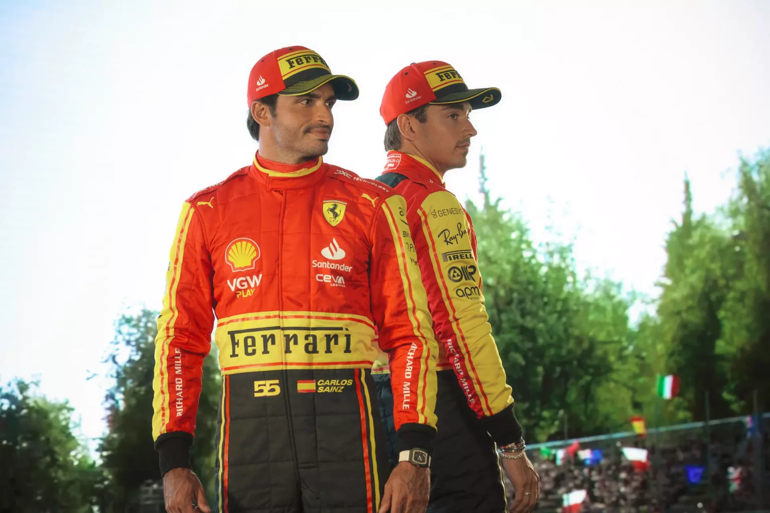 F1 | Ferrari, svelato il nuovo kit per il GP d’Italia Charles Leclerc e Carlos Sainz indossano il nuovo kit Ferrari per Monza