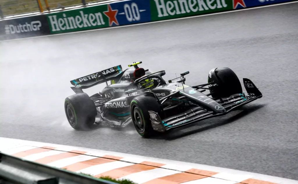 Lewis Hamilton in pista durante il Q2 del GP d'Olanda
