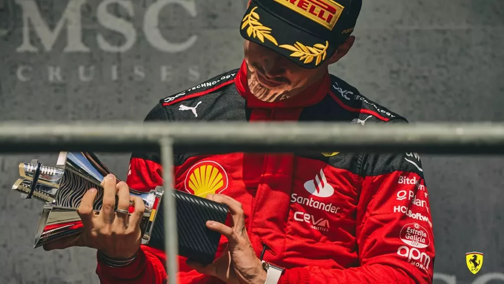 F1 | Leclerc svela l’obiettivo stagionale della Ferrari Leclerc celebra sul podio il terzo posto del GP del Belgio