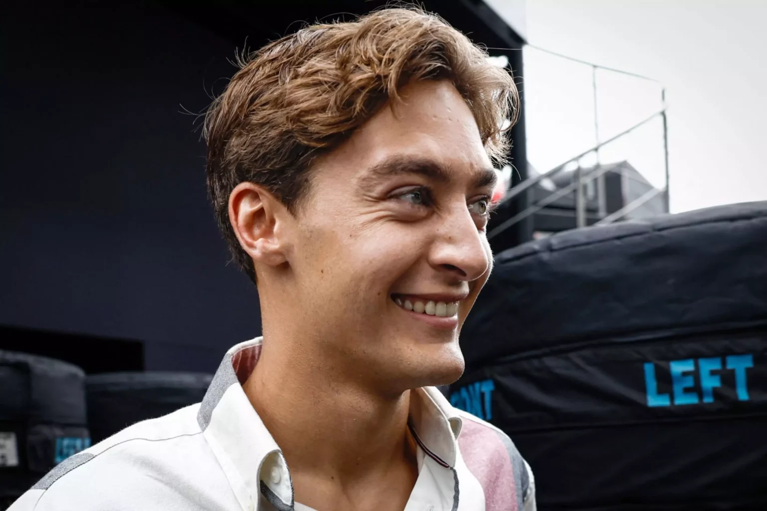 George Russell arriva nel paddock del GP d'Olanda