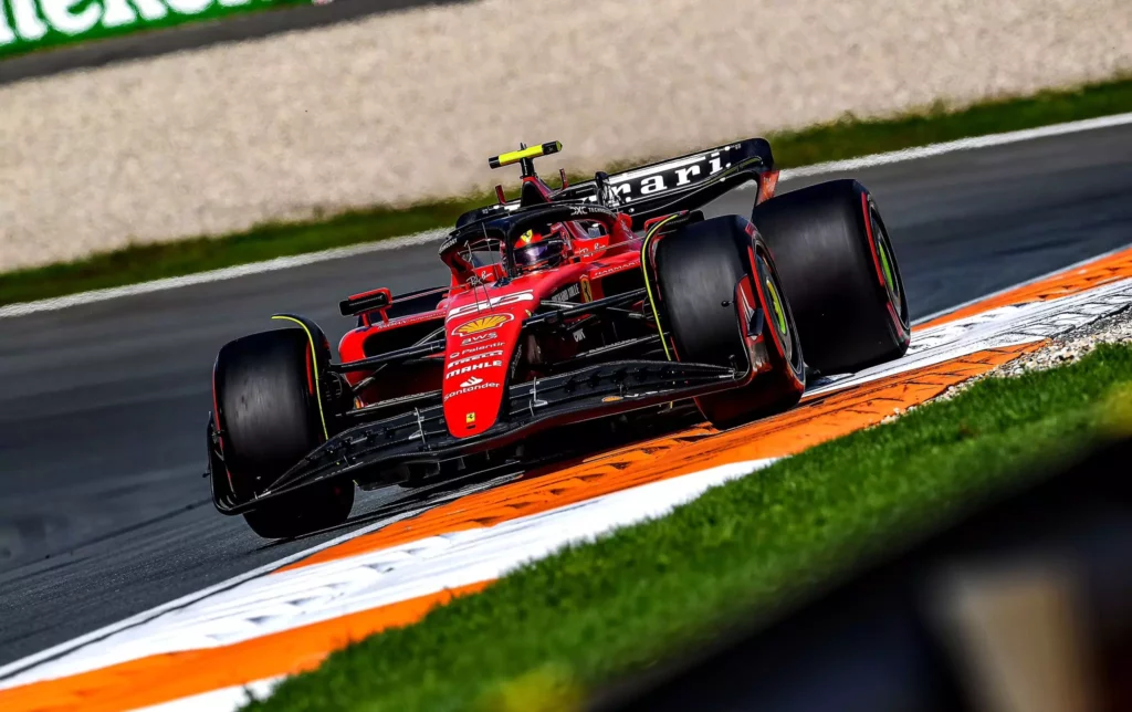 La Ferrari di Carlos Sainz in pista durante il GP d'Olanda
