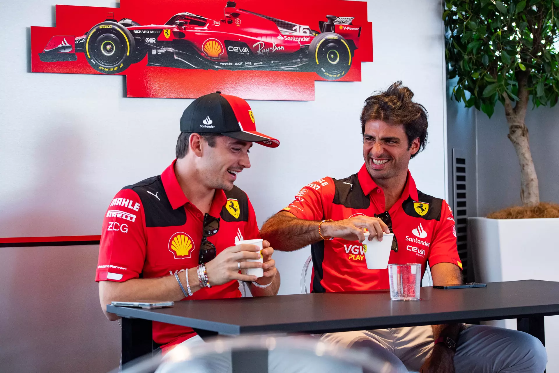 Sainz e Leclerc scherzando insieme nel weekend del GP del Belgio
