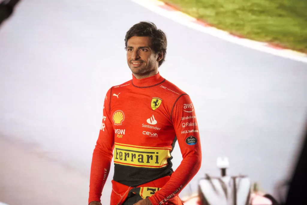 Carlos Sainz indossa il nuovo kit Ferrari per Monza