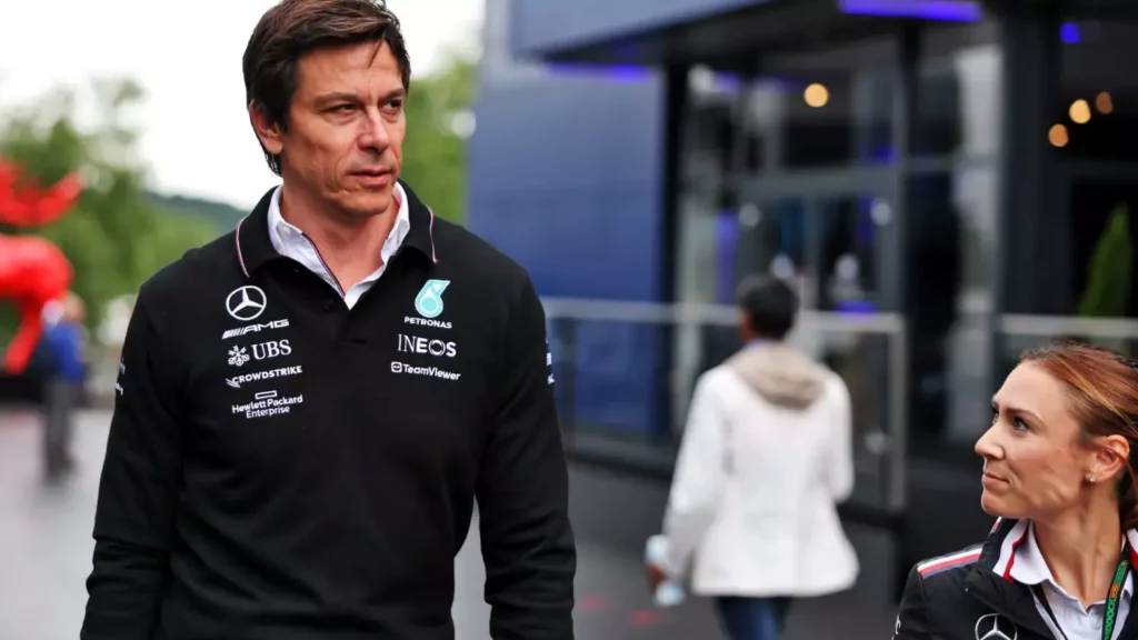 Il team principal della Mercedes Toto Wolff nel paddock