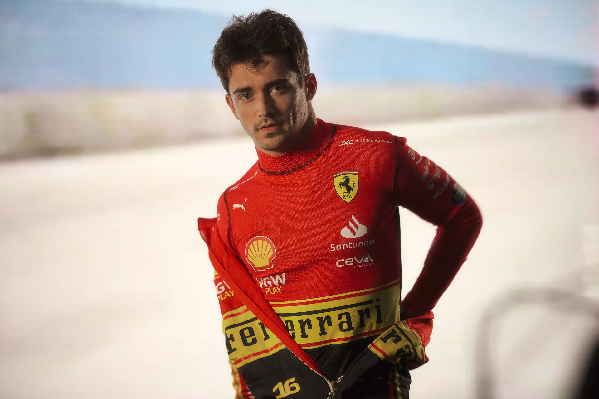 Charles Leclerc indossa il nuovo kit Ferrari per Monza