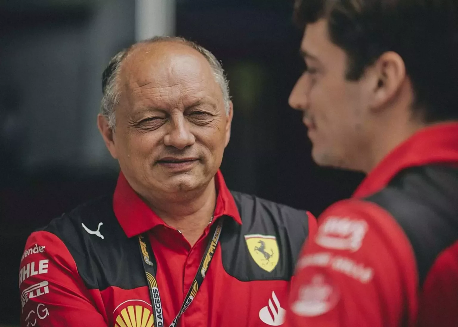 F1 | Vasseur: l’analisi su una Ferrari che non ama la domenica Frederic Vasseur chiacchiera con Charles Leclerc nel paddock