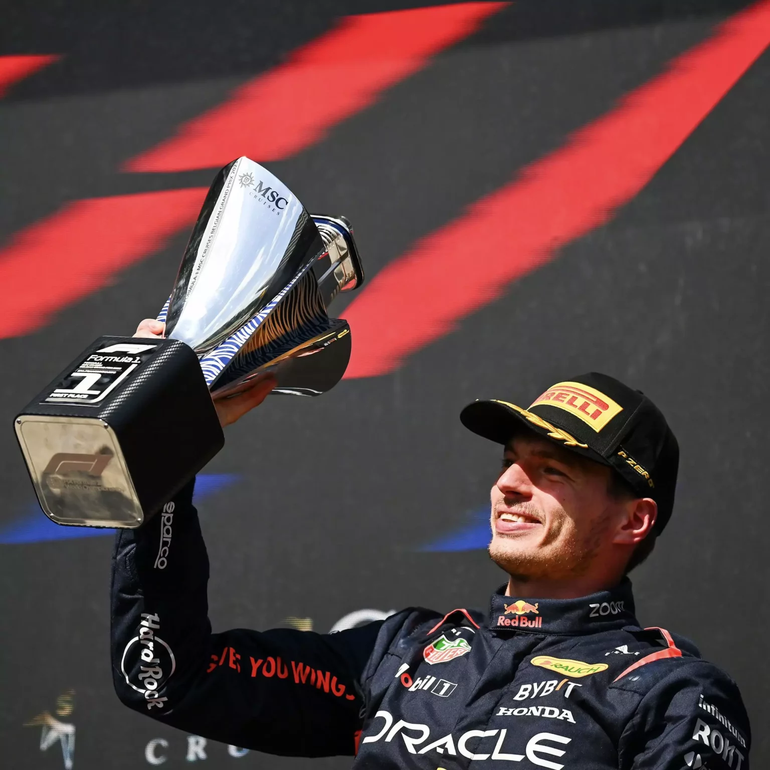 F1 | Verstappen, dubbi sul futuro: “Mi preoccupa…” Max Verstappen celebra la vittoria nel GP del Belgio