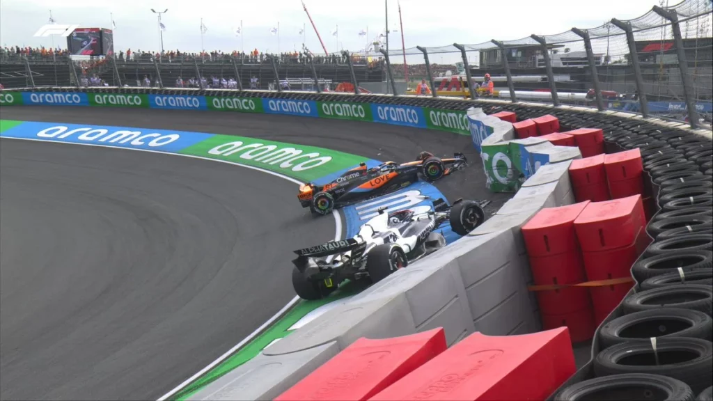 L'incidente in curva 3 con Oscar Piastri e Daniel Ricciardo a muro