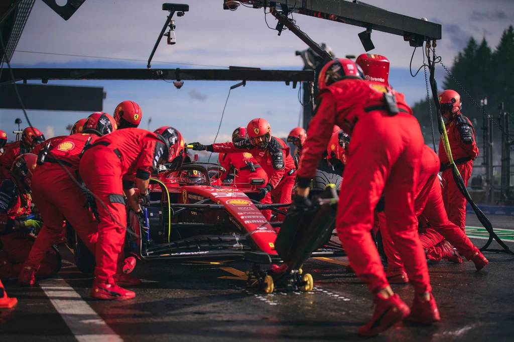 Carlos Sainz ai box durante il weekend a Spa