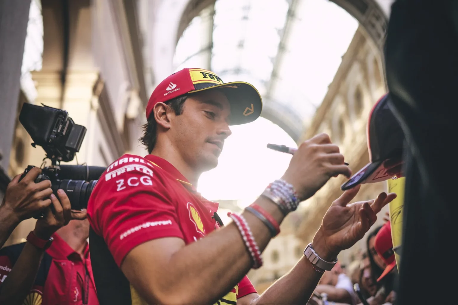 Leclerc: “Ecco il nostro obiettivo per Monza” Leclerc firma autografi per i tifosi a Milano