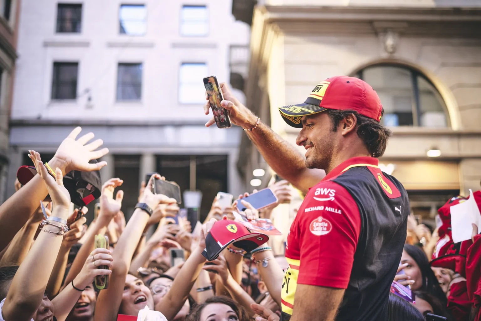 Sainz, Monza: “Putting pressure on Verstappen?” Sainz greets the fans in Milan