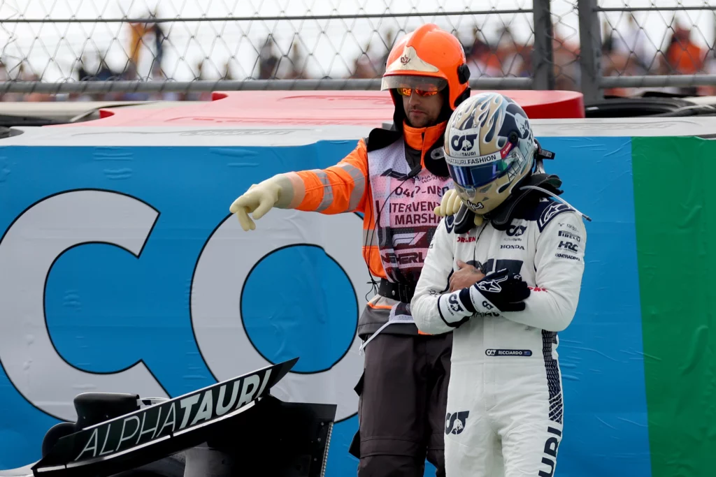 Daniel Ricciardo esce dolorante dalla monoposto dopo l'incidente in Olanda