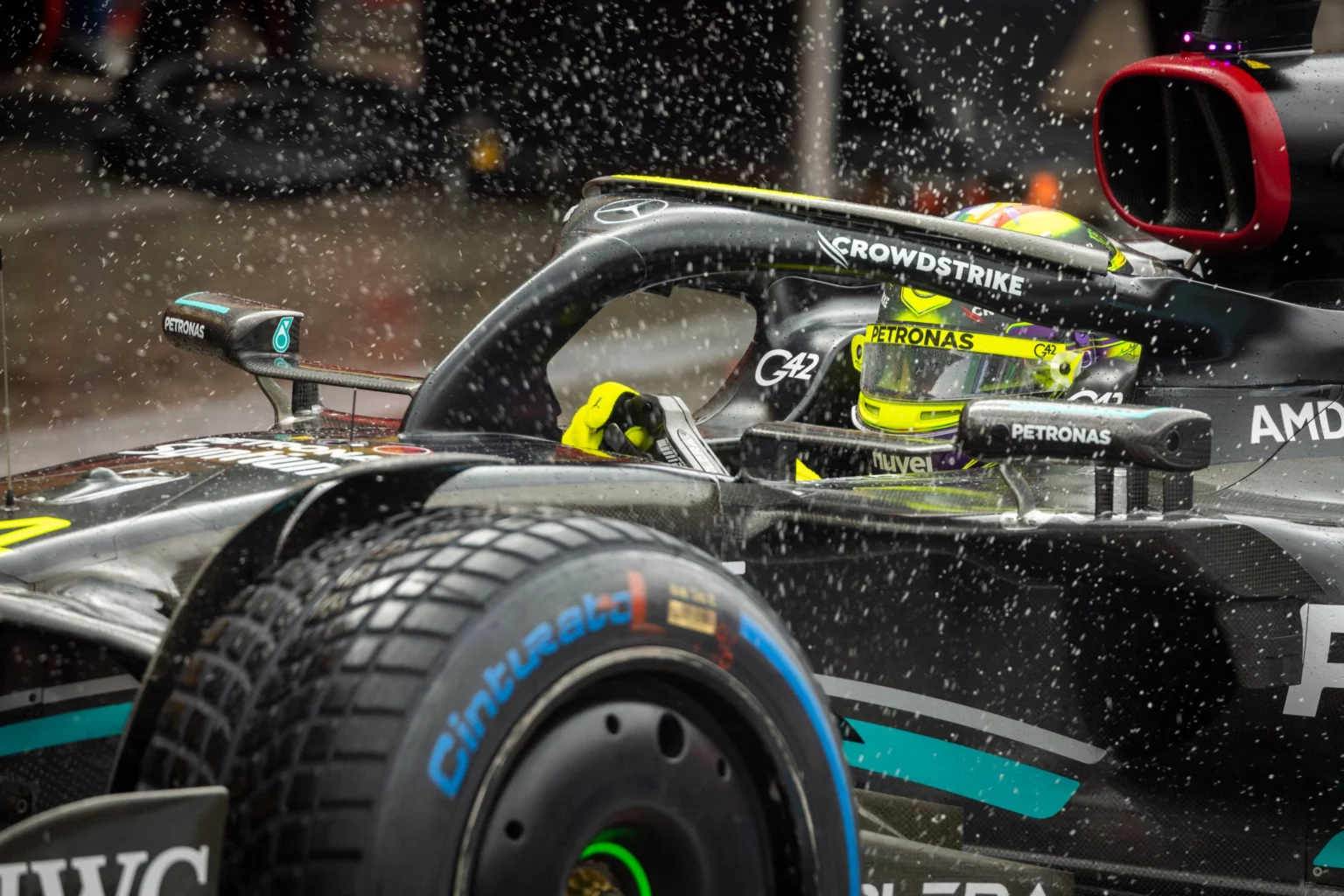 Hamilton rinnova con Mercedes: le reazioni del paddock Hamilton in pista durante il GP di Olanda