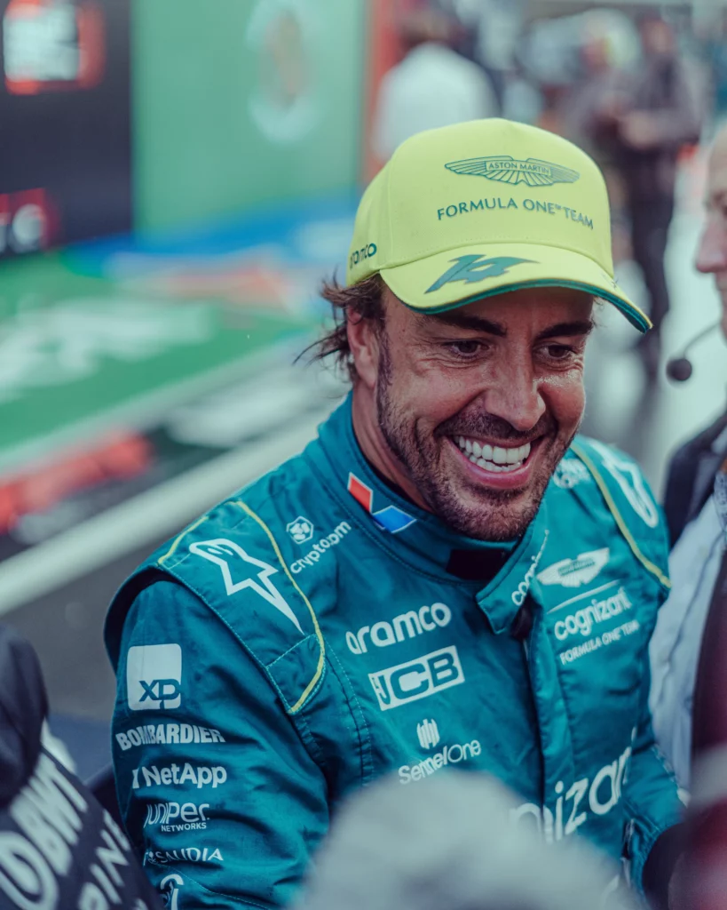 Fernando Alonso festeggia con il team il secondo posto in Olanda