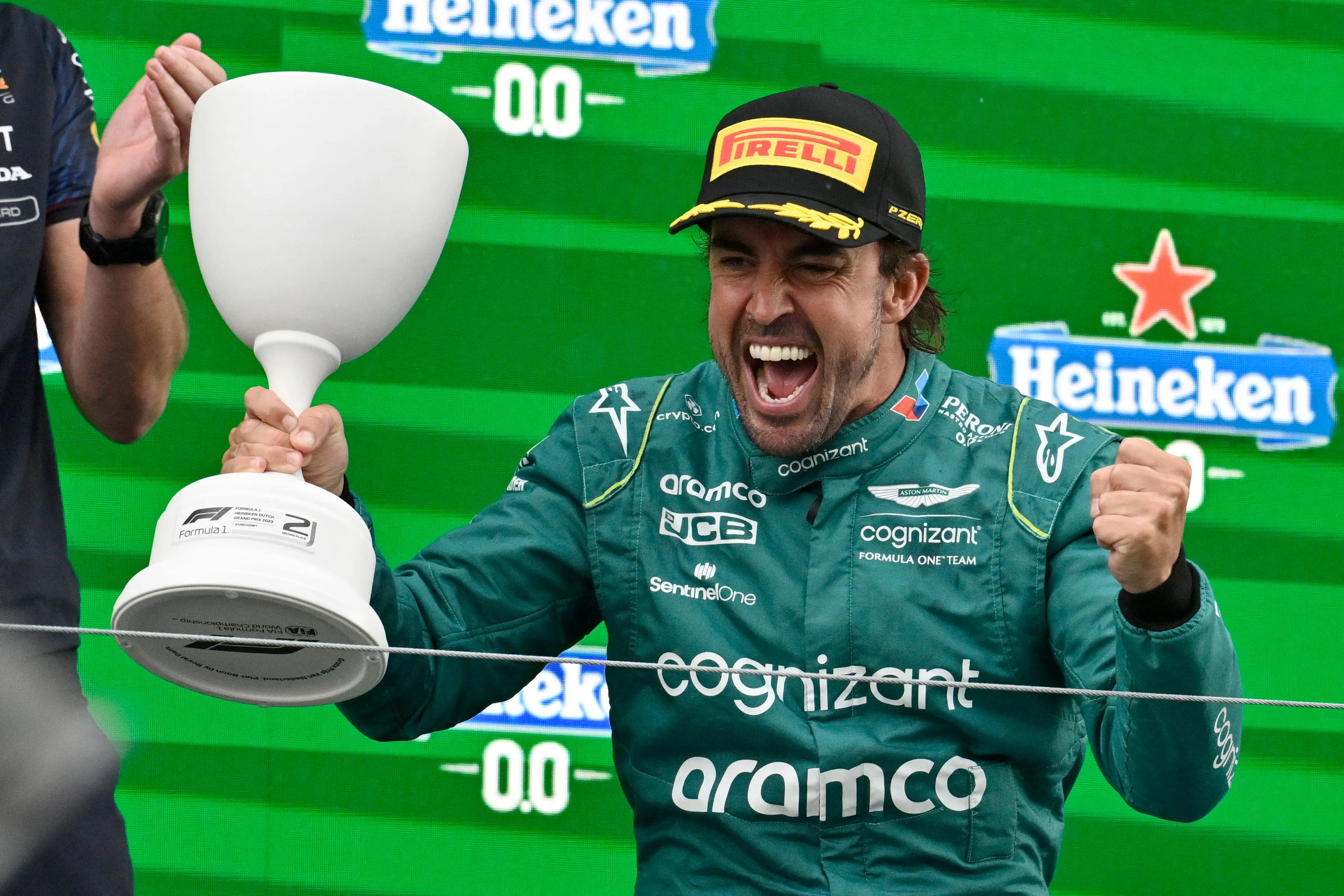 Fernando Alonso festeggia sul podio in Olanda