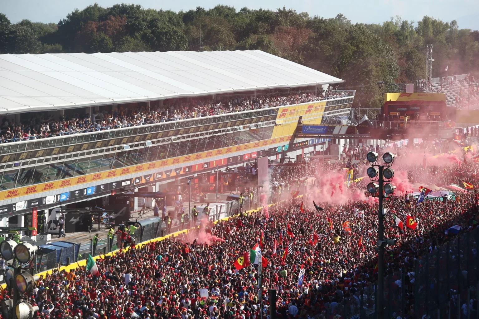 F1 | Monza chiama, Ferrari risponde? La marea rossa sotto il podio a Monza nel 2022
