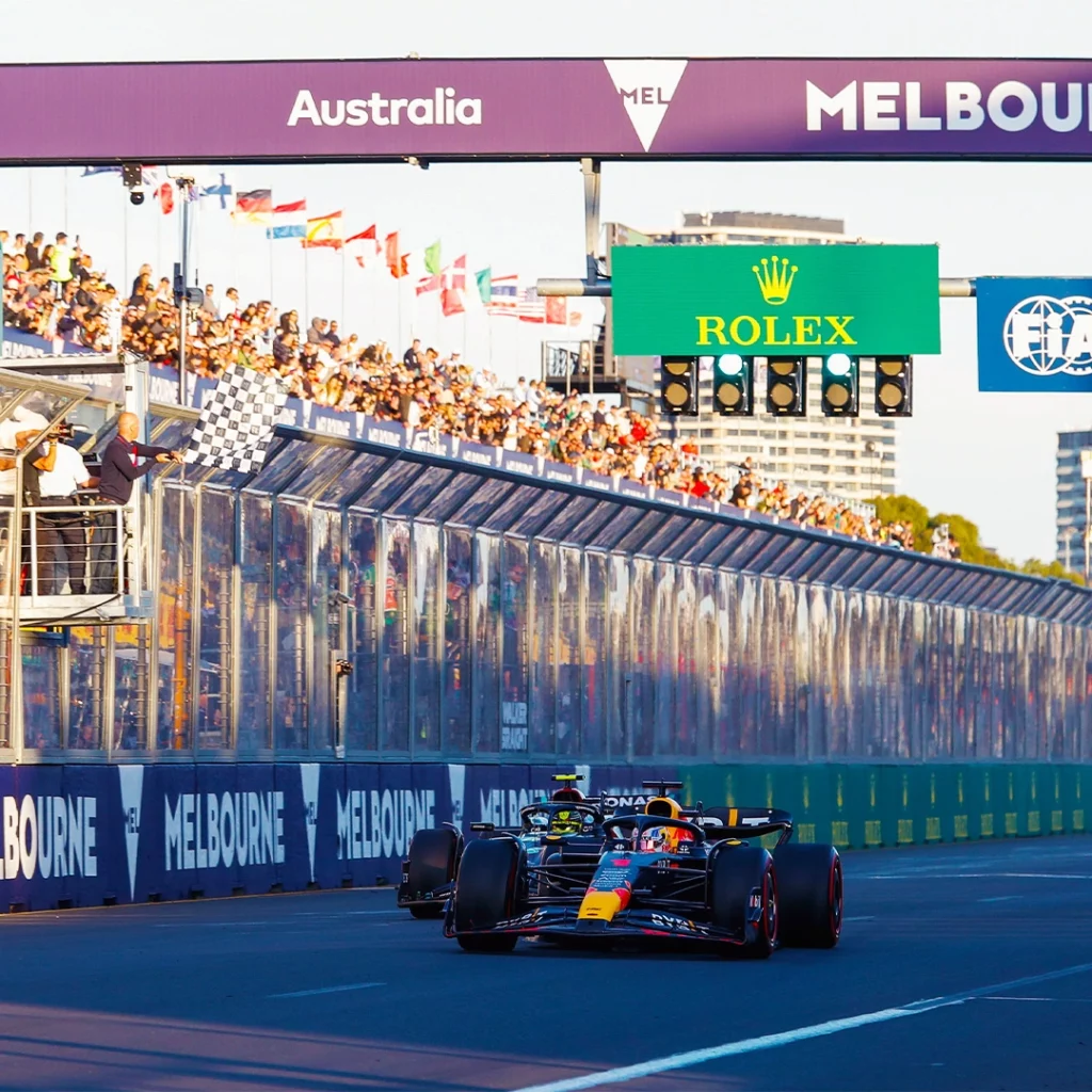 Max Verstappen taglia il traguardo in Australia