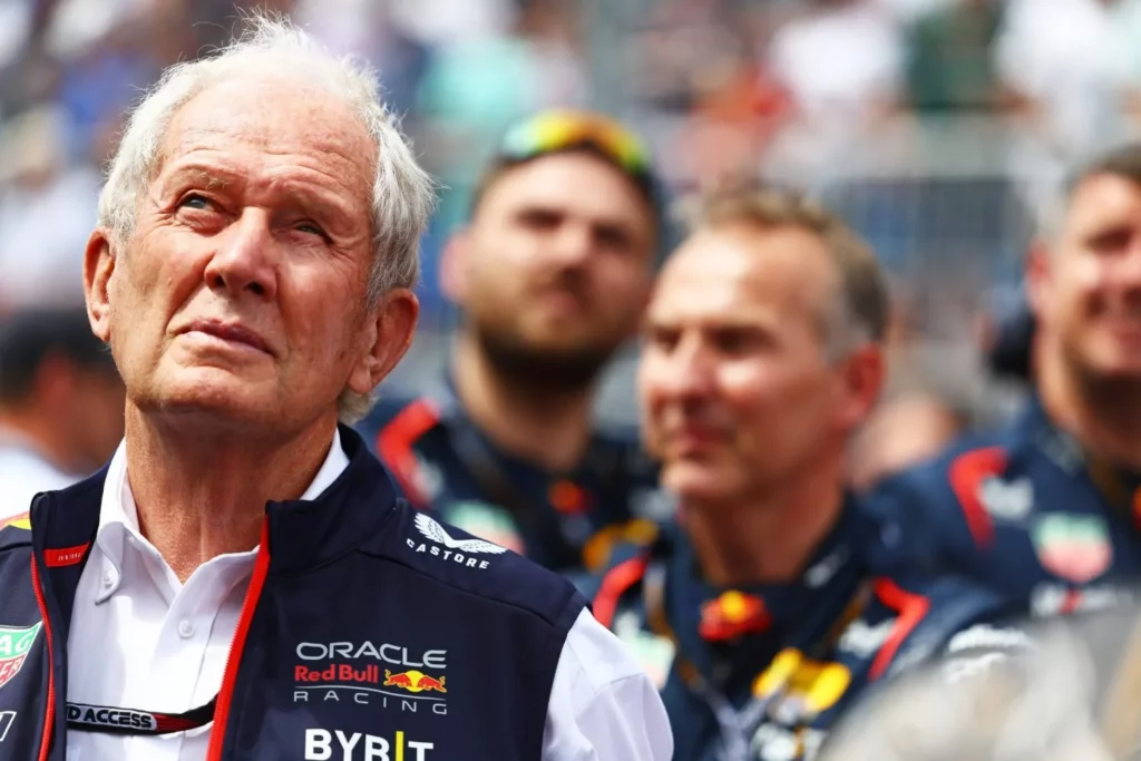F1 | Andretti non molla la F1, Marko: “Compra questo team…” Helmut Marko assiste alla cerimonia del podio