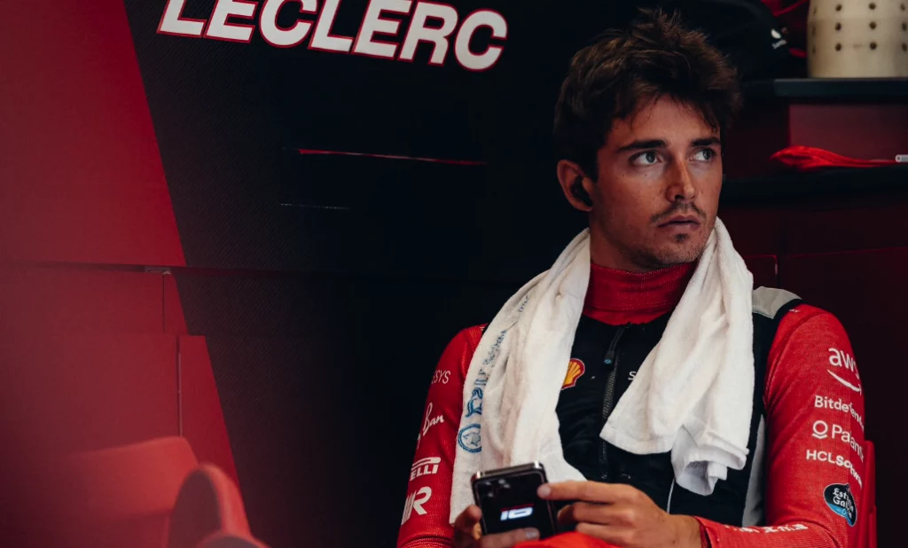 Leclerc ai box Ferrari prima del GP d'Olanda