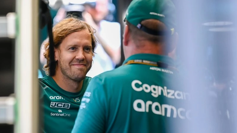 Sebastian Vettel nel box Aston Martin