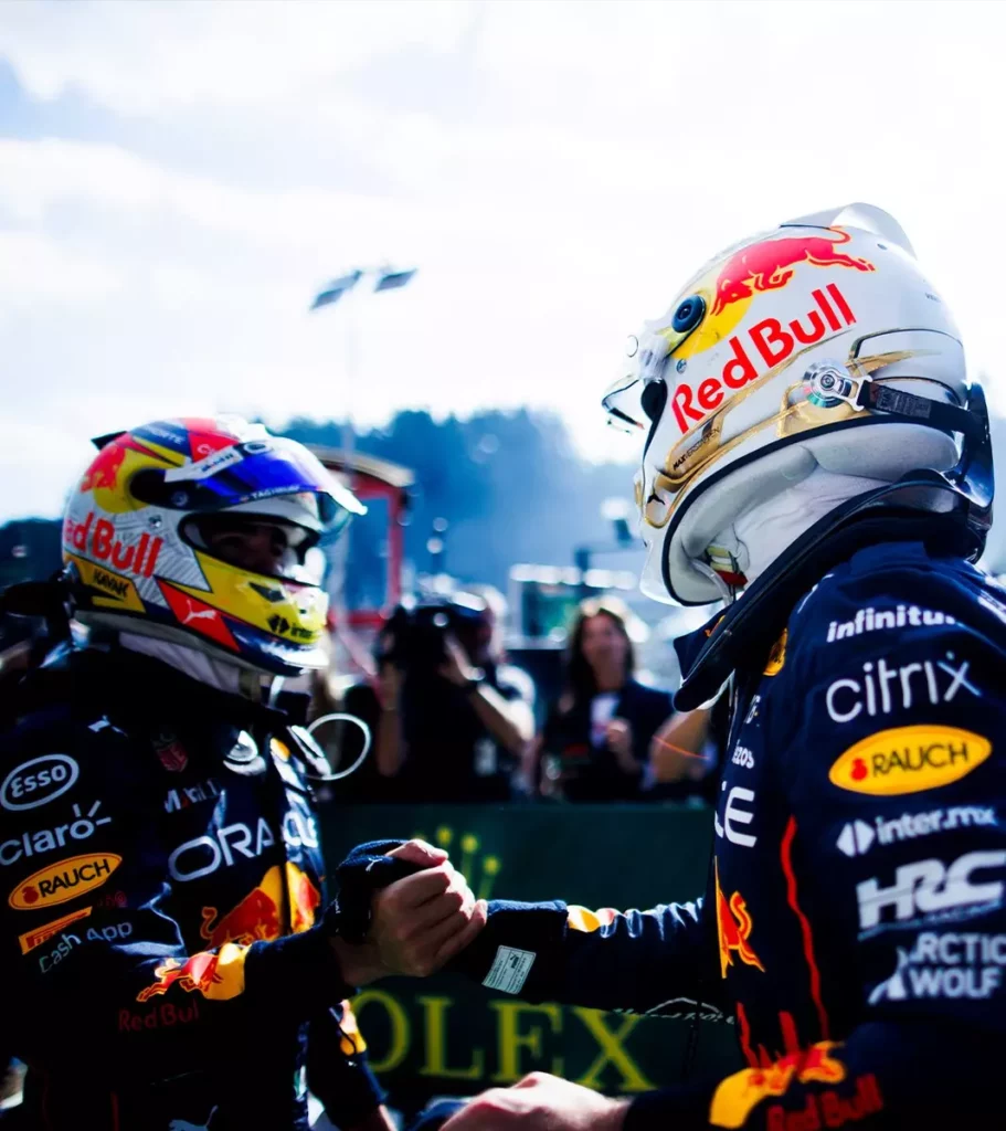 Max Verstappen e Sergio Perez si congratulano l'uno con l'altro a Spa