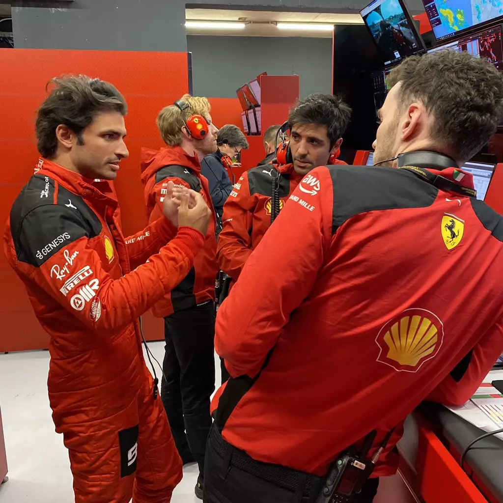 Carlos Sainz parla con i suoi ingegneri nel box Ferrari